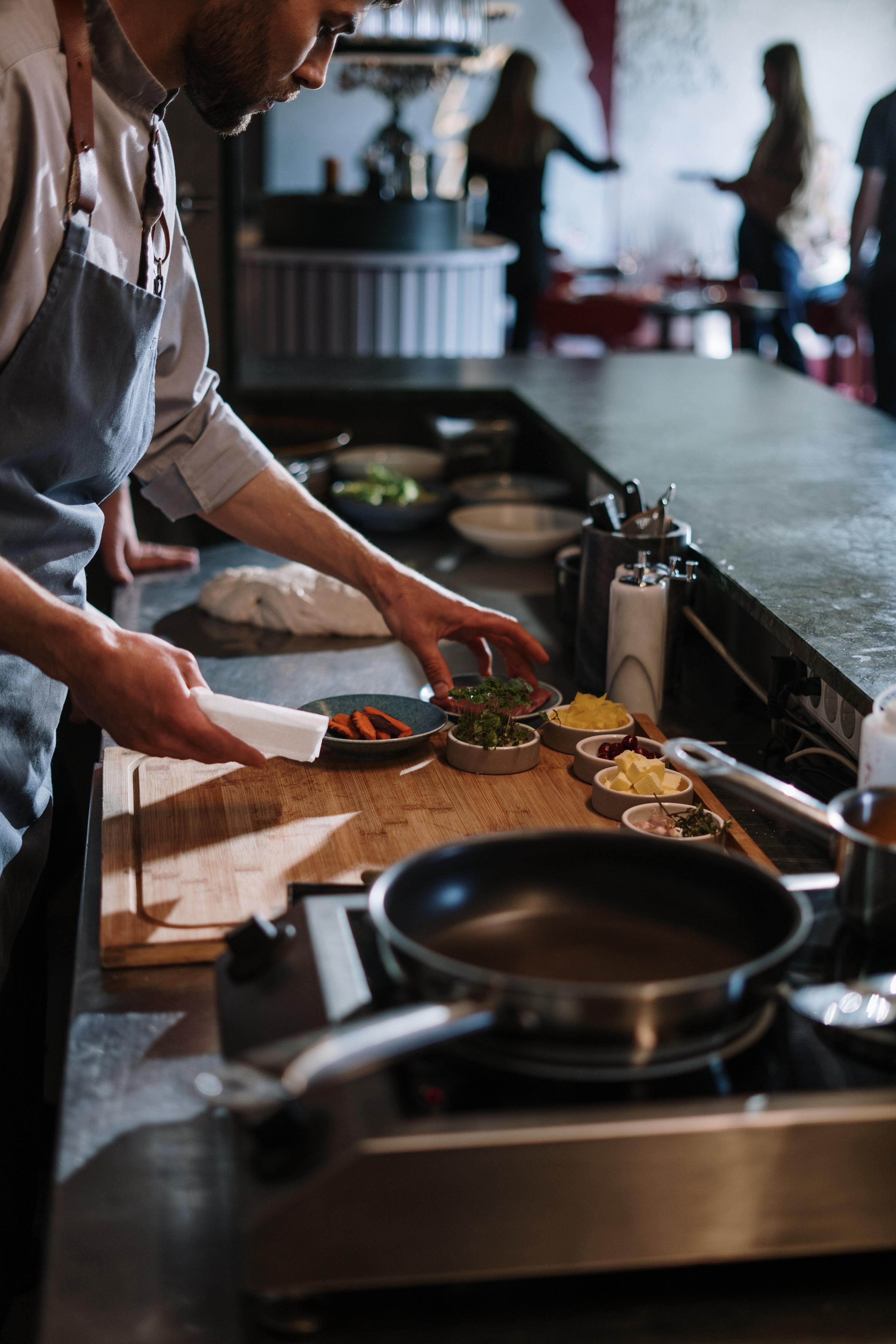What are the disadvantages of using vacuum packaging for food